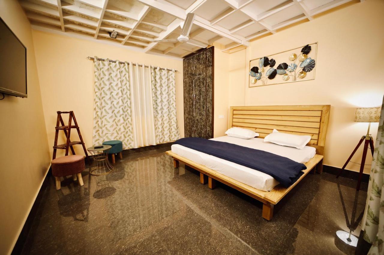 Hotel The Location, A Penthouse à Dehradun Extérieur photo